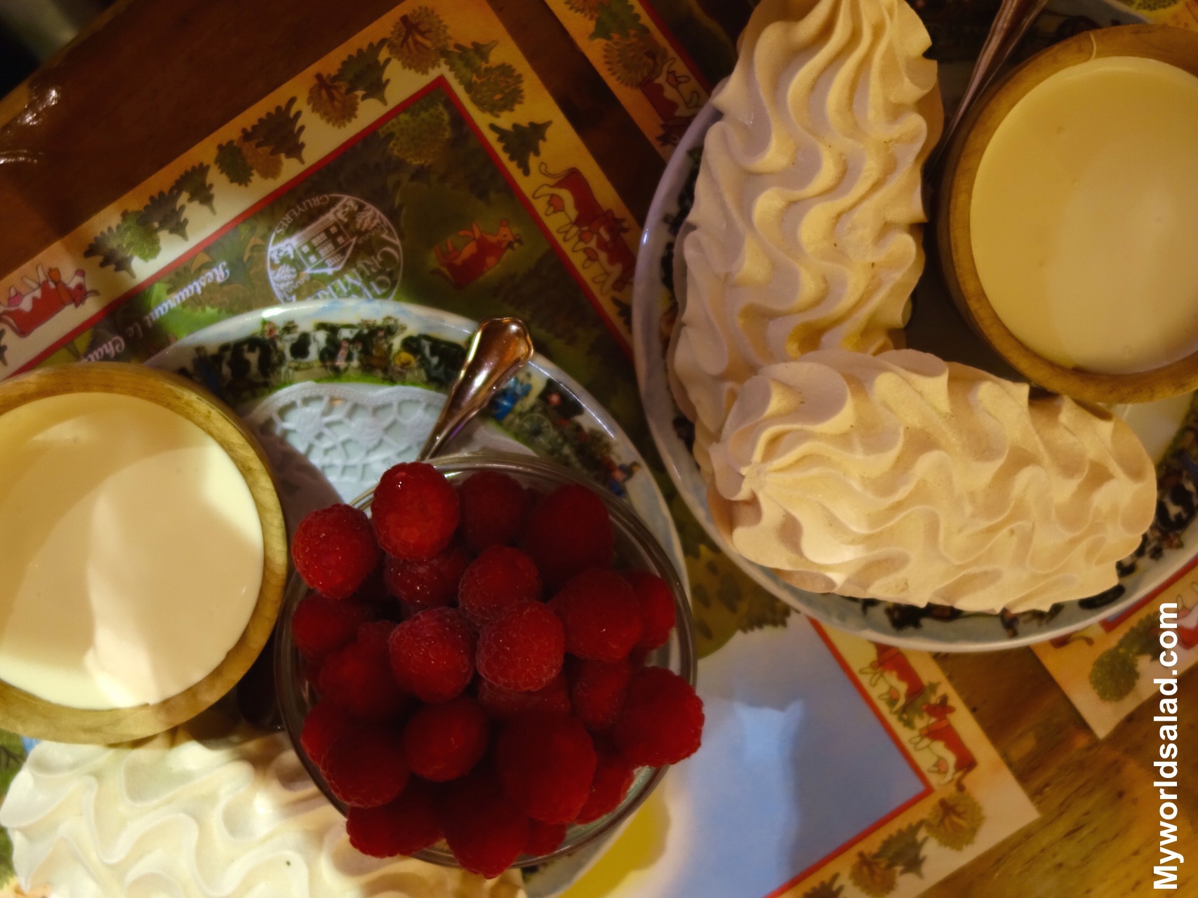 Dessert aus der Schweiz Meringue mit Creme Double